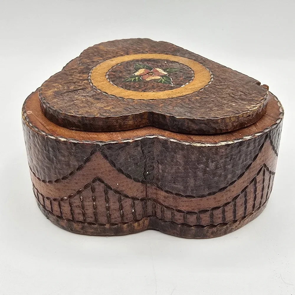 Beautiful Antique Vtg Hand Carved HEART Powder or TRINKET BOX Floral‎